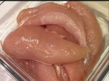 step1: 用鹽/ 岩盬醃雞柳，然後一切為二，待用