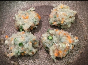 step4: 用匙取適當份量，用中火煎香一面