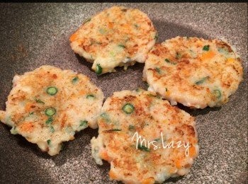 step5: 煎香一面後，反過來，才用鑊鏟輕輕壓扁（見圖），煎至兩面都金黃色即可🤗✨