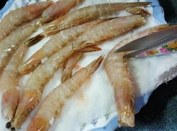 step3: 中蝦剪去鬚及腳，挑去腸臟洗淨，用較剪於肚位置略為剪斷，作用是令蝦煎時不太卷起）用廚房紙索乾水份