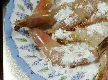 step4: 用鑊將蝦煎香前，於蝦上沾些生粉