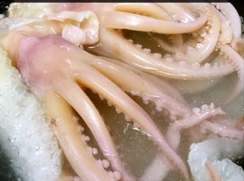 step1: 豬皮、水魷魚鬚洗淨、氽水、切適當大小！