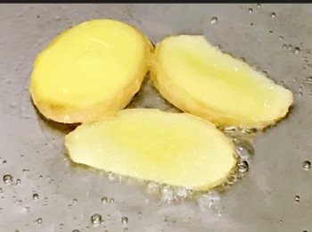 step2: 爆香薑片