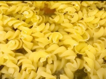 step5: 螺絲粉放入油鹽水中烚七分鐘，盛起瀝乾