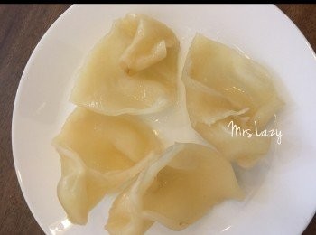 step1: 把已發好的花膠，按個人喜好剪細，分為四份。我喜歡有咬口，所以今次直接把花膠一分為四。