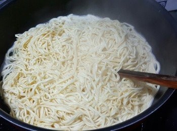 step2: 將350g雞湯煮滾，加入伊麵用大火煮到收汁開始乾水