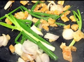 step4: 爆香蝦乾、乾蔥頭、蔥！