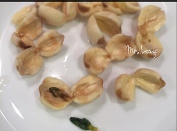 step3: 蓮子稍軟後，一定要打開去芯 (就是蓮子內青或褐色條狀的芯）