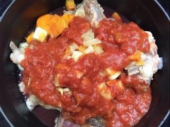 step2: 😋下蘿蔔牛尾湯番茄粒及紅酒大火煮滾繼續煮30分鐘，轉中火或小火炆1.5-2小時