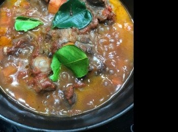 step3: 😋熄火前30分鐘加2-3塊bay leaf ，少許鹽及黑胡椒（屋企冇bay leaf  ,我今次用檸檬葉, 效果都好好)