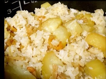 step7: 飯煲跳掣後... 撒麻油... 拌勻即可！