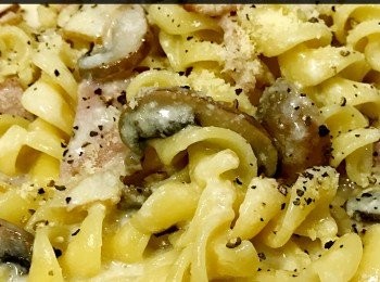 step8: 放入螺絲粉大火煮至白汁稠濃，盛起撒芝士粉及黑椒碎