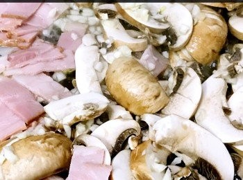 step6: 爆香蒜蓉、蘑菇及煙肉