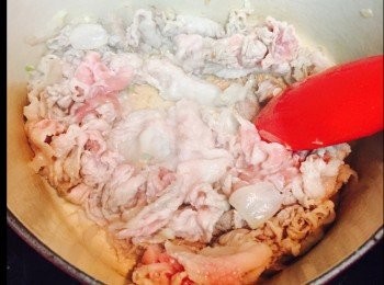 step3: 用同一油鑊，先爆香蝦醬，然後放入粉絲、豆腐皮及約100毫升的清水，煮至粉絲呈軟身。