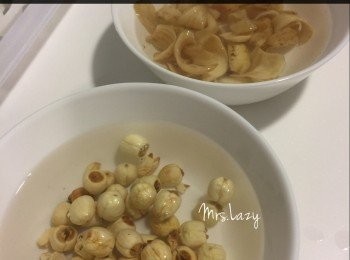 step2: 把蓮子、百合洗淨，用熱水浸約4小時。