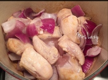 step3: 用紅洋蔥起鑊，略炒香後，加入雞柳一起炒，但只炒到半熟