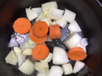 step1: 😋牛尾汆水（通常會印乾水撲少許生粉煎香兩邊，不過我懶就冇咁做😅）
😋熱鑊加少許油下蒜頭洋蔥炒香