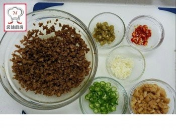 step1: 素牛肉用水浸大約一小時，期間要搾乾換水三次 (要按不同品牌的要求處理)