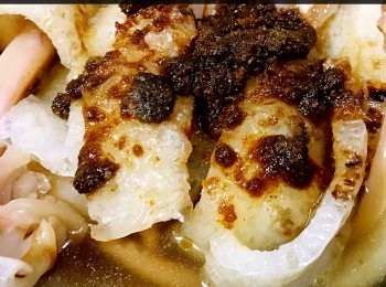 step6: 加湯、糖、麻油、胡椒粉、生抽、老抽、沙茶醬！