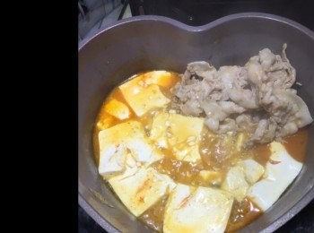 step1: 實在冇步驟可言，熱鑊下油放豆腐及醬汁，預留一角放上豚肉。煮熟便可