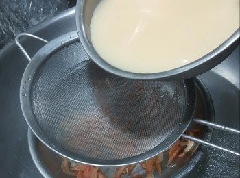 step3: 首先將櫻花蝦用蒸碟放入鑊中，用大火蒸到水滾，再將雞蛋液過篩倒入櫻花蝦中