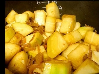 step6: 飯煲內水滾起... 倒入節瓜瑤柱蝦乾... 繼續煲！