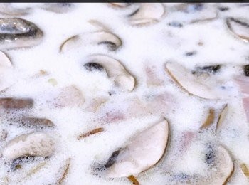 step7: 加入白汁煮滾，下鹽調味