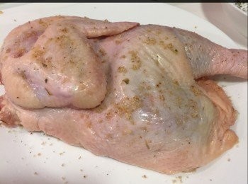step1: 雞洗乾淨，吸乾水，用蒜鹽均勻搽在雞的面和底部份，醃10分鐘，備用。