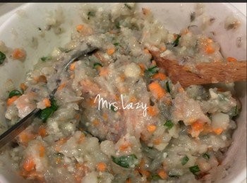 step3: 把全部蝦和三份一已切粒的帶子，用刀刴至起膠。最懶的方法便直接放入Chopper 打碎。

然後把已切好的檸檬葉、青豆、馬蹄、紅蘿蔔，及餘下三份二之帶子，放入已打好之蝦膠，加適量鹽、粟粉攪均（見圖）