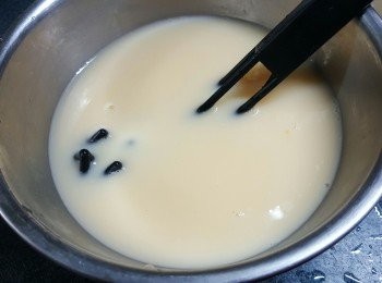 step1: 先磅出3隻雞蛋重量，再加2倍清雞湯拌勻(例如:3隻雞蛋共150g,清雞湯是用280一300g）