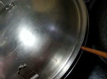 step4: 再用中火蒸3分鐘，用1隻筷子插在鑊邊，（此動作一定要做）3分鐘後抽出筷子，熄火焗8分一10分鐘即可（如果隻碟厚身便需要蒸多1分鐘）