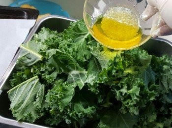 step4: 將糖及橄欖油倒入羽衣甘藍中拌勻