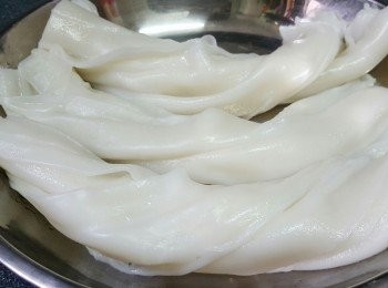 step1: 陳村粉可在街市賣粉麵檔買到，隔熱水蒸7分鐘，攤凉待用