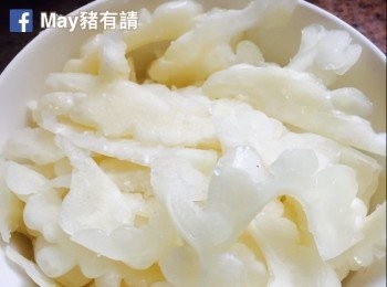 step2: 切去頭尾，切大斜薄片。白苦瓜片放碗內，加2茶匙鹽拌勻稍醃約5分鐘。雞蛋、鮮奶和鹽打發均勻，備用。但