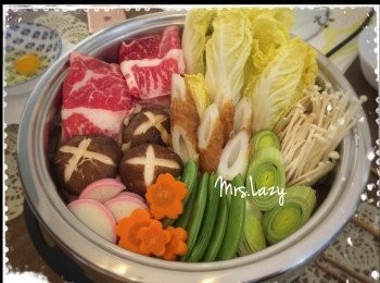 step2: 調好湯底後，轉為小火。平均把烏冬墊底，然後把其他材料逐一排列好，便可轉為中火，開始美味的日式牛肉火鍋了。

如果吃了一回要加水，記得也添加湯汁並試味，保持湯底美味。