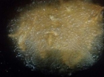 step2: 丁香魚洗淨，加入泰式綠咖哩和蕃薯粉，太白粉，大碗內上下翻一翻裹粉均勻。起油鍋陸續放入裹粉丁香魚，共２次。