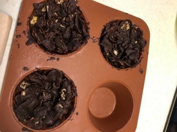 step2: 😋坐溶朱古力，放入粟米片令粟米片沾滿朱古力液
😋胿膠模具搽油，放入已沾滿朱古力液的粟米片。記得中空預留位置放復活蛋
😋放入雪櫃雪30分鐘