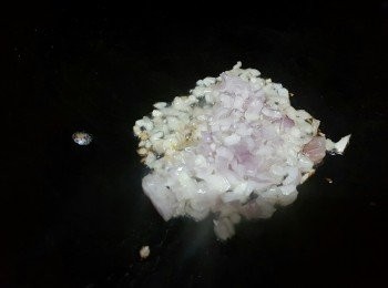 step4: 乾蔥頭去皮洗淨，切碎、鍋燒熱，落少許油，倒落乾蔥頭碎爆香