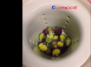 step1: 先將滾水沖水雙花，再沖滾水入茶壺焗5分鐘便可。