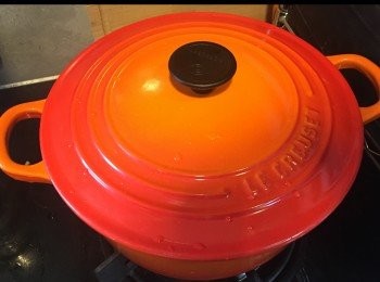 step3: 切好蘋果粒，撈好糖後，將所有材料放一個鐘。
蘋果汁可以慢慢浸出，煮時唔需要加水，味道可以濃d!