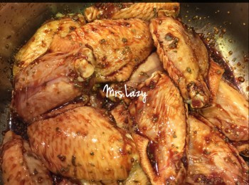 step2: 把老抽、黃糖、香草、蜜糖、芥末混和，把雞亦放在一起醃約10分鐘，然後放在焗盤上，輕揉一下迷迭香，放在雞亦上面，會增加香草氣味。