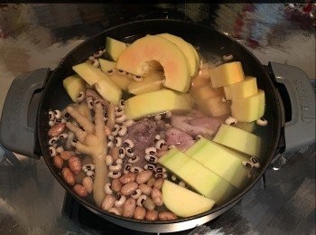 step3: 將所有材料齊水大火煲滾後，
轉細火煲多1.5-2小時