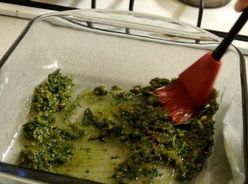 step1: 先在焗盤舖一半Pesto