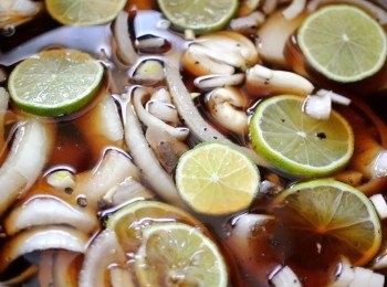 step1: 先在大盆中放進茶包及加入4杯滾水，放置十分鐘後將所有<span class="group_1">食材</span>及調味料加入並攪拌