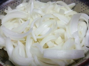 step3: 洋蔥去皮洗淨，一開二再切粗條