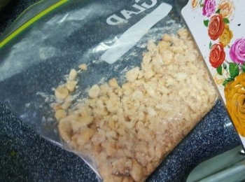 step5: 去皮脆花生放入密實袋內，用刀背略拍碎