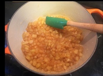step4: 開中火，慢慢煮至杰身。蘋果煮至半透明時轉細火。