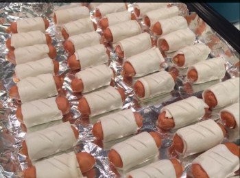 step2: 一大包的脆皮腸，有成30-40條。將一片醇皮放在室溫解凍，皮身變軟即可。

把酥皮切成幾條，闊度約是能包起一條腸，但露出頭尾。然後再把一條的酥皮切成數片，長度是能包起一條腸且有少許收口位。一片酥皮，約可包成24個。