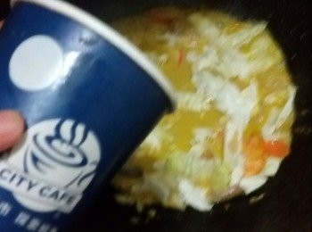 step3: 大火炒１０分鐘，加入榛果咖啡。