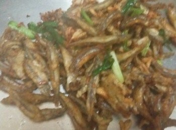 step4: 炸好大蒜苗和丁香魚。